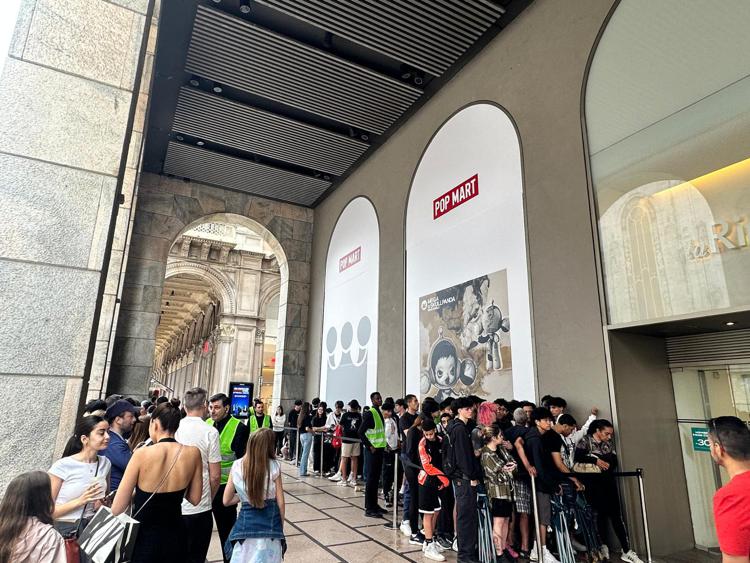 La fila per i Labubu davanti alla Rinasce di Milano (AdnKronos)
