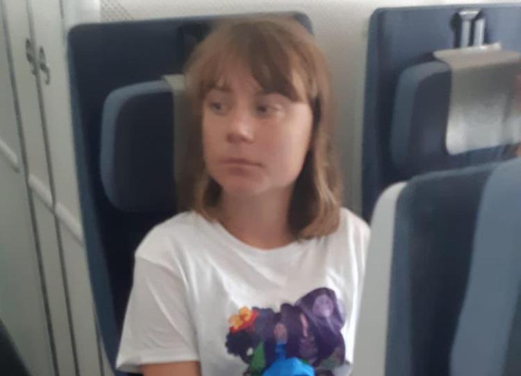 Greta Thunberg in aereo dopo aver firmato l'espulsione volontaria da Israele nella foto pubblicata dall'account ufficiale dello Stato ebraico su X