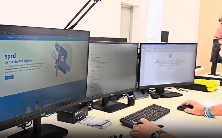 Bonus cultura con Spid irregolari, perquisizioni e sequestri in tutta Italia: denunciate 10 persone