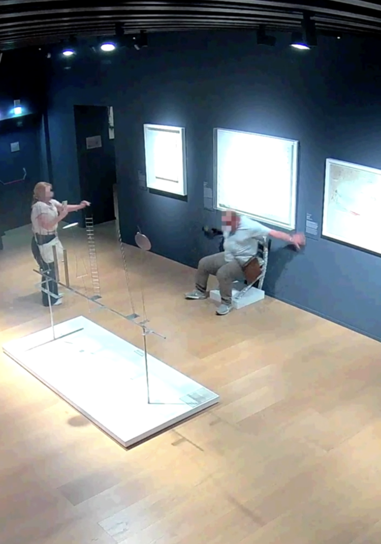 Verona, danno a un'opera d'arte per un selfie