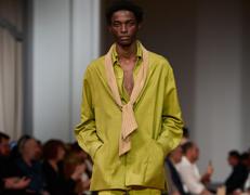 Uno dei look della sfilata di Zegna a Dubai