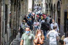 Persone con la mascherina - Fotogramma