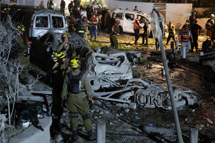 I danni provocati da un missile iraniano nell'area di Tel Aviv