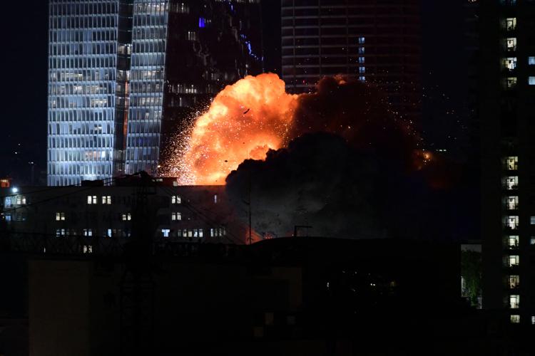 Un edificio viene colpito da un missile a Tel Aviv, in Israele - (Ipa)