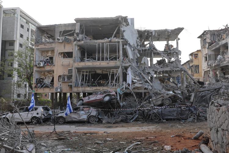 Israele, macerie a Ramat Gan, vicino Tel Aviv, dopo l'ondata di missili iraniani - Afp