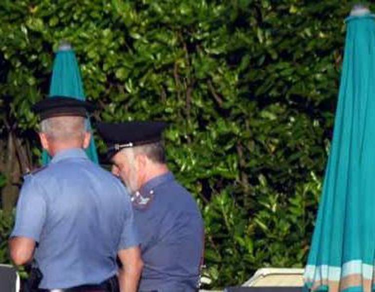 Controlli dei carabinieri in piscina, repertorio (Fotogramma/Ipa)