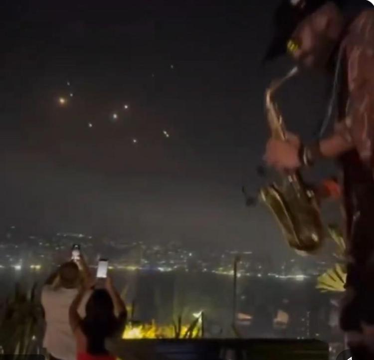 Guerra Israele-Iran, missili nel cielo e musica alla festa: il video virale