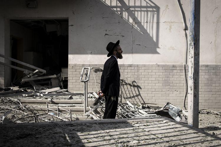 Un ebreo ultraortodosso ispeziona i danni sul sito di un attacco missilistico iraniano a Bnei Brak, a est di Tel Aviv - (Afp)