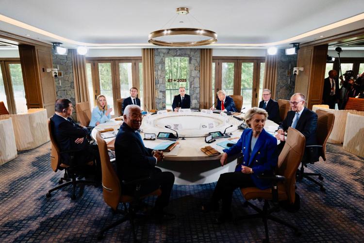 Giorgia Meloni al tavolo del G7