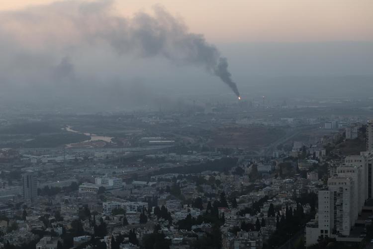 Haifa e la colonna di fumo dopo un'esplosione