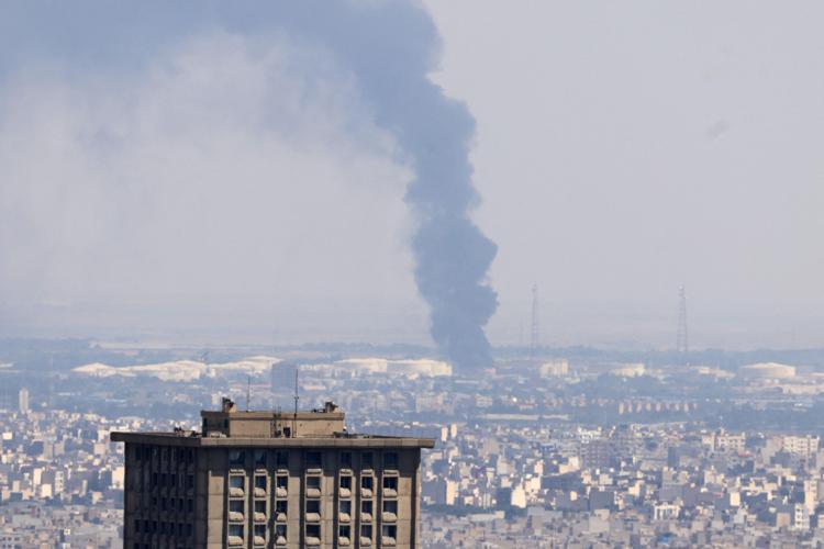 Una colonna di fumo dopo un attacco israeliano