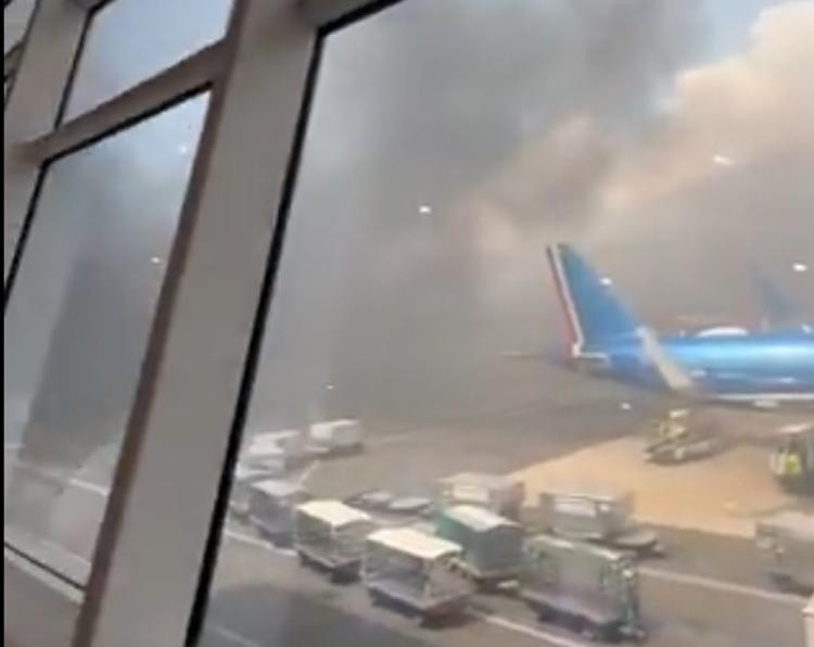 Fumo all'aeroporto di Fiumicino - X / @just__nori__