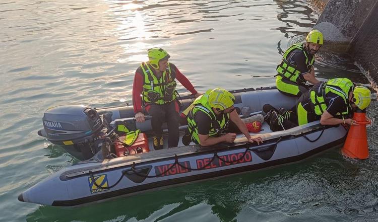 Vigili del fuoco con il gommone fanno ricerche  - Ipa