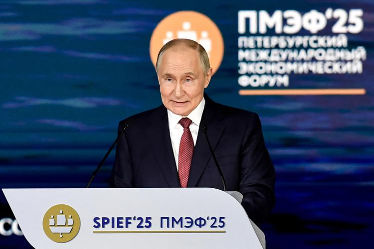 Vladimir Putin al Forum economico internazionale di San Pietroburgo (Afp)