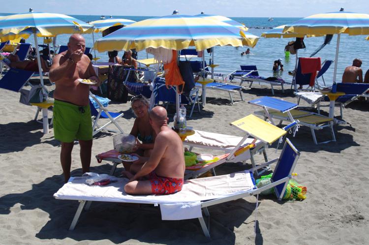 Bagnanti nella spiaggia di Ostia