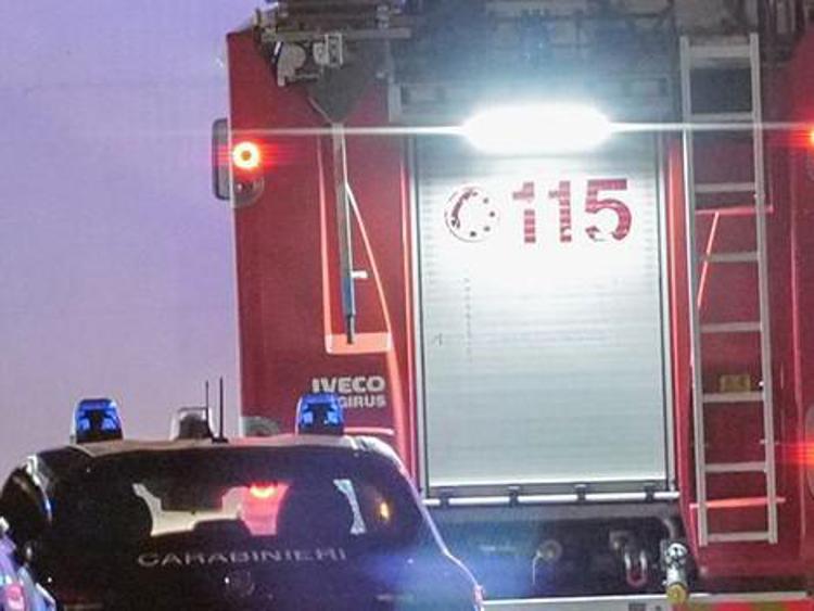 Carabinieri e vigili del fuoco (Fotogramma)