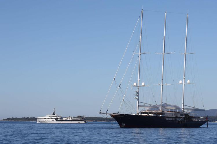 Il Koru, superyacht a vela di Jeff Bezos e l'Abeona, la sua 'nave ombra' - Fotogramma /Ipa