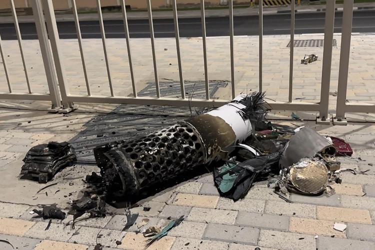 I resti di un missile iraniano lanciato contro la base Usa in Qatar  - Afp