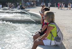 Turisti si rinfrescano in una fontana - Ipa
