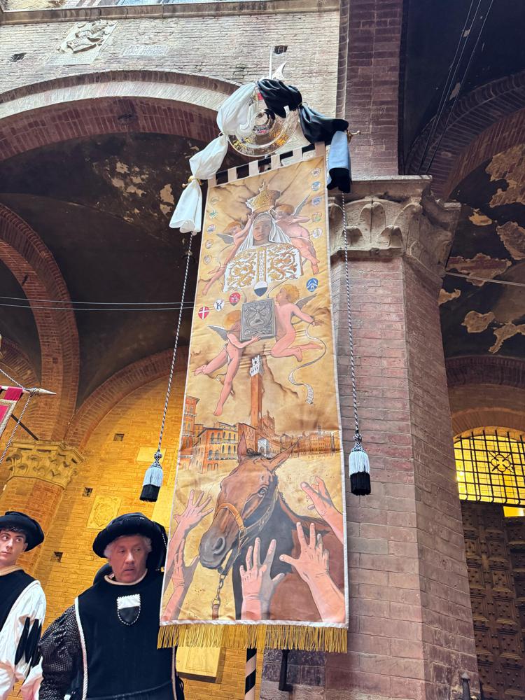 Palio di Siena, svelato il Drappellone di Riccardo Manganelli