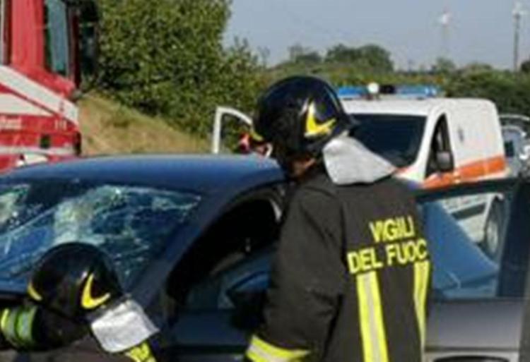 Vigili del fuoco e ambulanza sul luogo di un incidente 