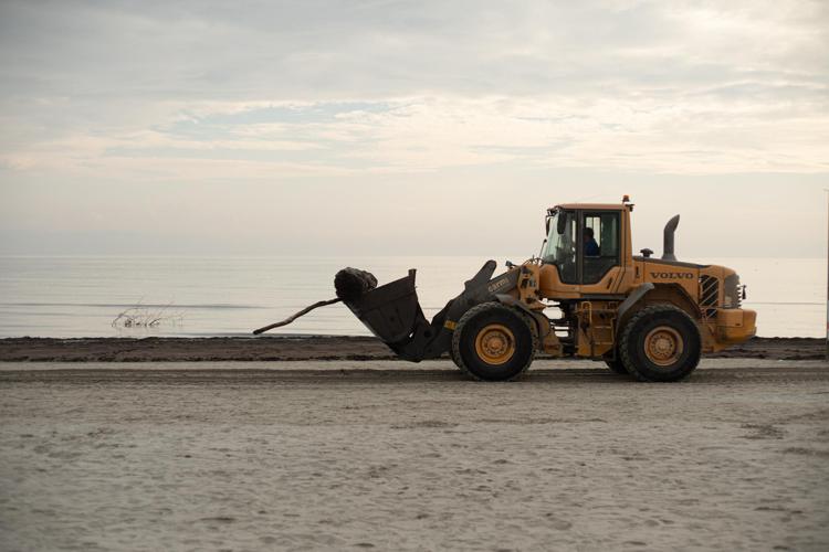 Una ruspa sulla spiaggia di Cervia - Ipa