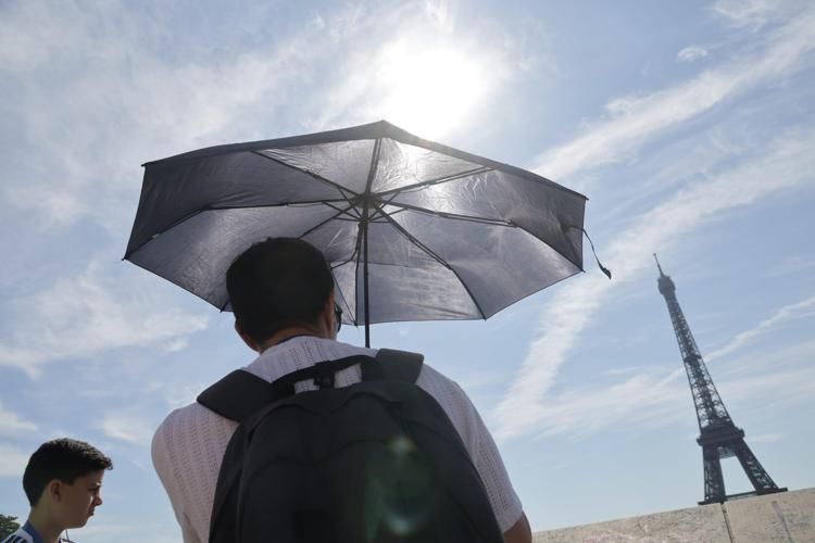 Persone sotto il sole davanti alla Tour Eiffel - Ipa