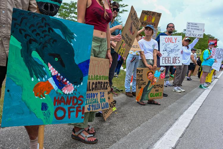 Manifestanti protestano contro la costruzione dell'Alligator Alcatraz