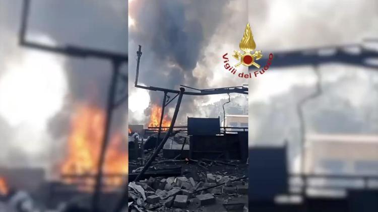 Esplosione nel distributore di carburanti in via dei Gordiani, a Roma - Vigili del Fuoco / Ipa