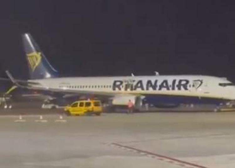 Spagna, falso allarme incendio su volo Ryanair: nella fuga 18 feriti lievi - Video