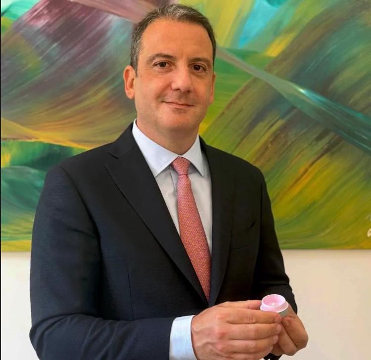 Alessandro Calistri con il nuovo rivestimento in ceramica 