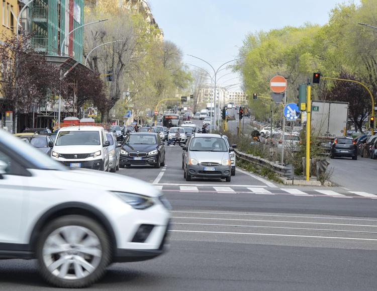 Una strada trafficata (Fotogramma/Ipa)