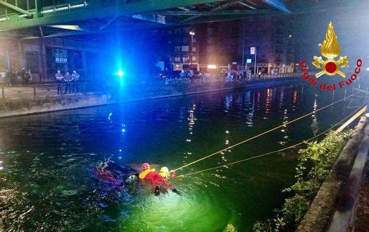 Milano, il recupero dell'auto finita nel naviglio a Corsico - Vigili del fuoco