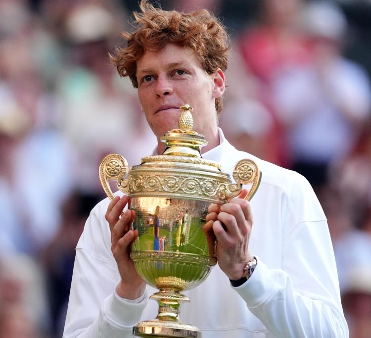 Sinner con il trofeo di Wimbledon