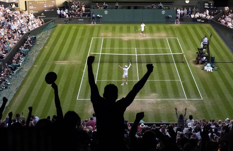 Jannik Sinner esulta dopo la vitoria contro Alcaraz