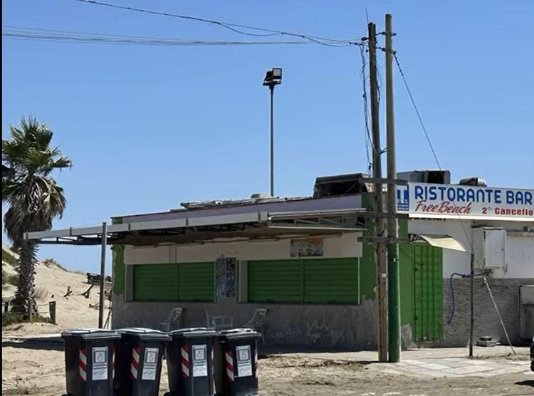 Chiosco chiuso sulla spiaggia di Ostia - Adnkronos