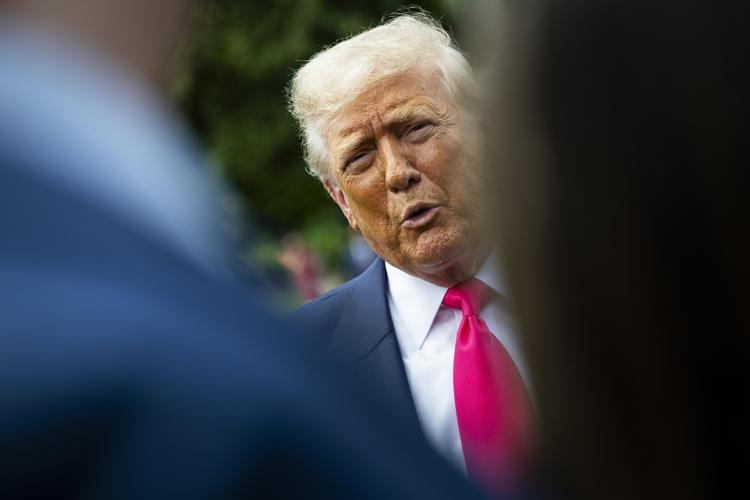 Trump e le gambe gonfie, cos'è l'insufficienza venosa cronica