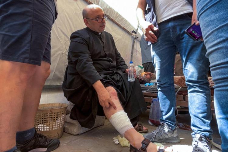 Gaza City, anche padre Gabriel Romanelli ferito nel raid israeliano che ha colpito la chiesa della Sacra Famiglia - Afp
