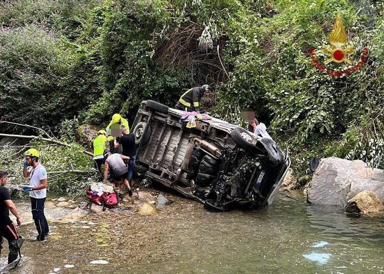 Il pulmino finito nel fiume - Vigili del Fuoco