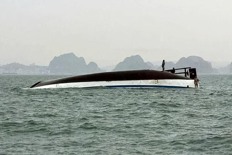 L'imbarcazione capovolta ad Ha Long - Afp