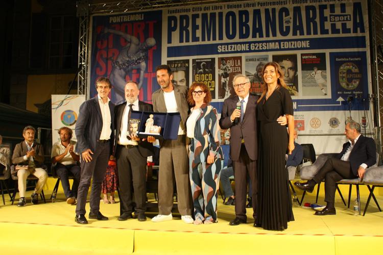 (la cerimonia di premiazione di Gianluigi Buffon)