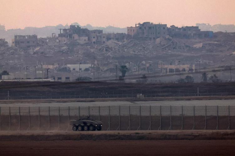 Carro armato israeliano al confine con Gaza - Afp
