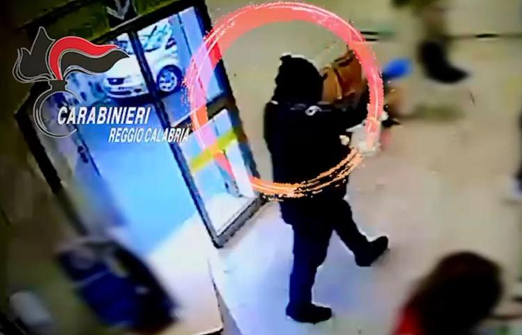 Uno dei rapinatori arrestati oggi - Carabinieri