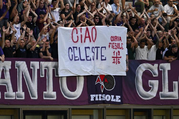 Striscione dei tifosi della Fiorentina per Celeste Pin - Fotogramma /Ipa