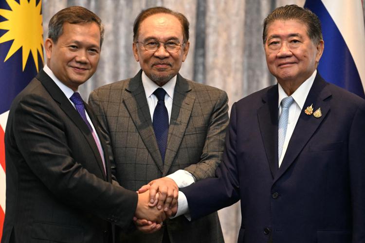 Primo ministro malaysiano Anwar Ibrahim, il cambogiano Hun Manet e il thailandese Phumtham Wechayachai (Afp)