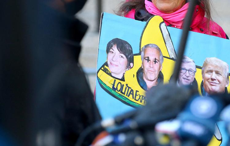 Caso Epstein, proteste davanti al tribunale per il processo di Ghislaine Maxwell nel 2011 - Fotogramma