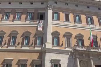 Gaza, flash mob Avs con striscione a Montecitorio: