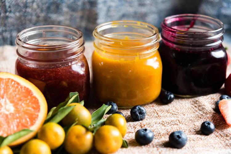 Barattoli con conserve - ()