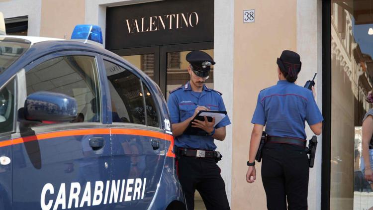 Carabinieri sul posto dopo il furto nella boutique di Valentino 