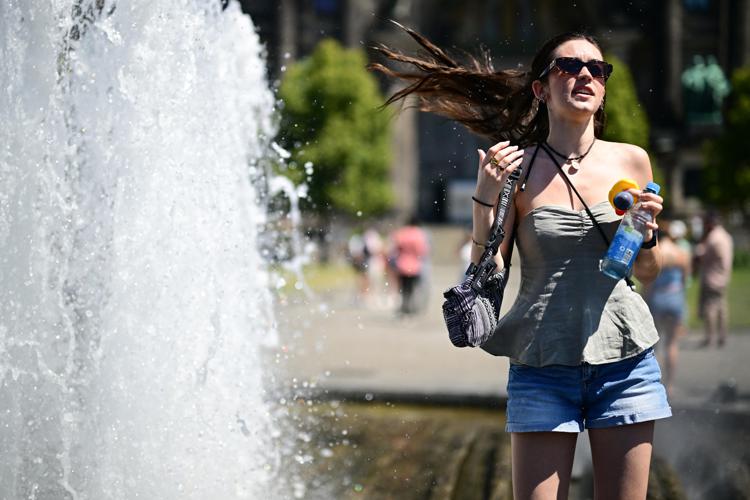 Ragazza alla fontana  - Afp